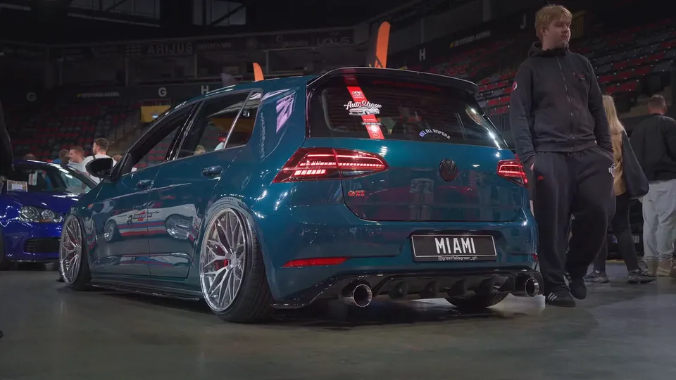 Žalsvai mėlynas VW Golf parodos salėje